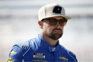 Ricky Stenhouse Jr. Shovels Snow for Fans at Bowman Gray