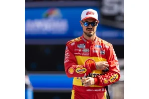 Joey Logano Claims Busch Light Pole for Phoenix Cup Race
